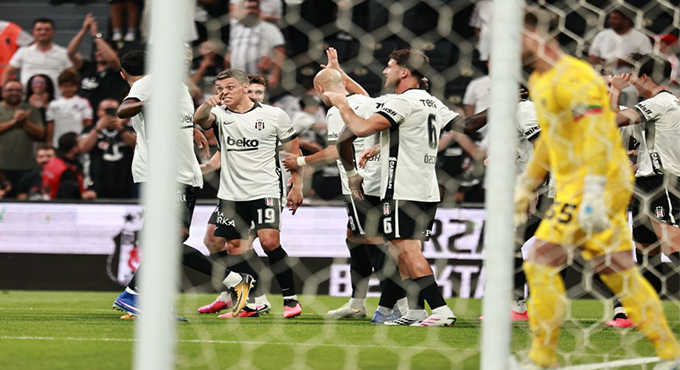 Kartal Rakibini Parçaladı!