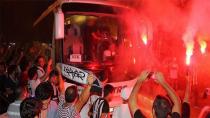 Beşiktaş Mersin'de Meşalelerle Karşılandı